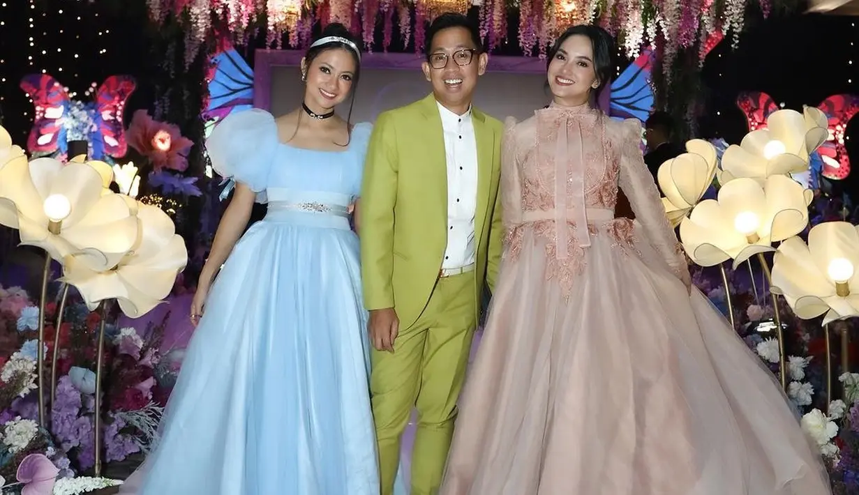 Rini Yulianti hadir dengan pesonanya ala Cinderella. Mengenakan ball gown berwarna biru muda dengan chocker hitam [@riniyulianty]