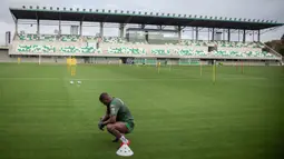 Pemain Real Betis, William Carvalho, ketika mengikut sesi latihan di Luis del Sol, Sevilla, Senin (11/5/2020). Sejumlah klub di Spanyol memulai latihan seiring rencana akan kembali bergulirnya kompetisi La Liga musim ini. (AFP/Real Betis/Fernando Ruso)