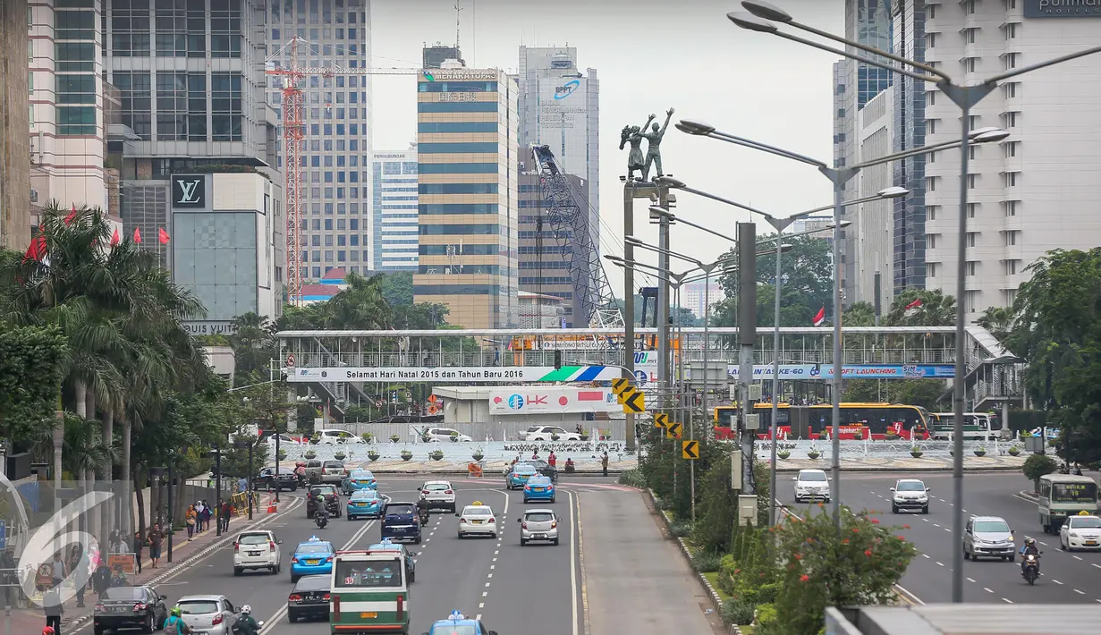 Sejumlah kendaraan melintas di kawasan Jalan Thamrin, Kamis (14/1/2016). Paska teror bom dan penembakan di Sarinah, ruas jalan thamrin lengang. (Liputan6.com/Faizal Fanani)