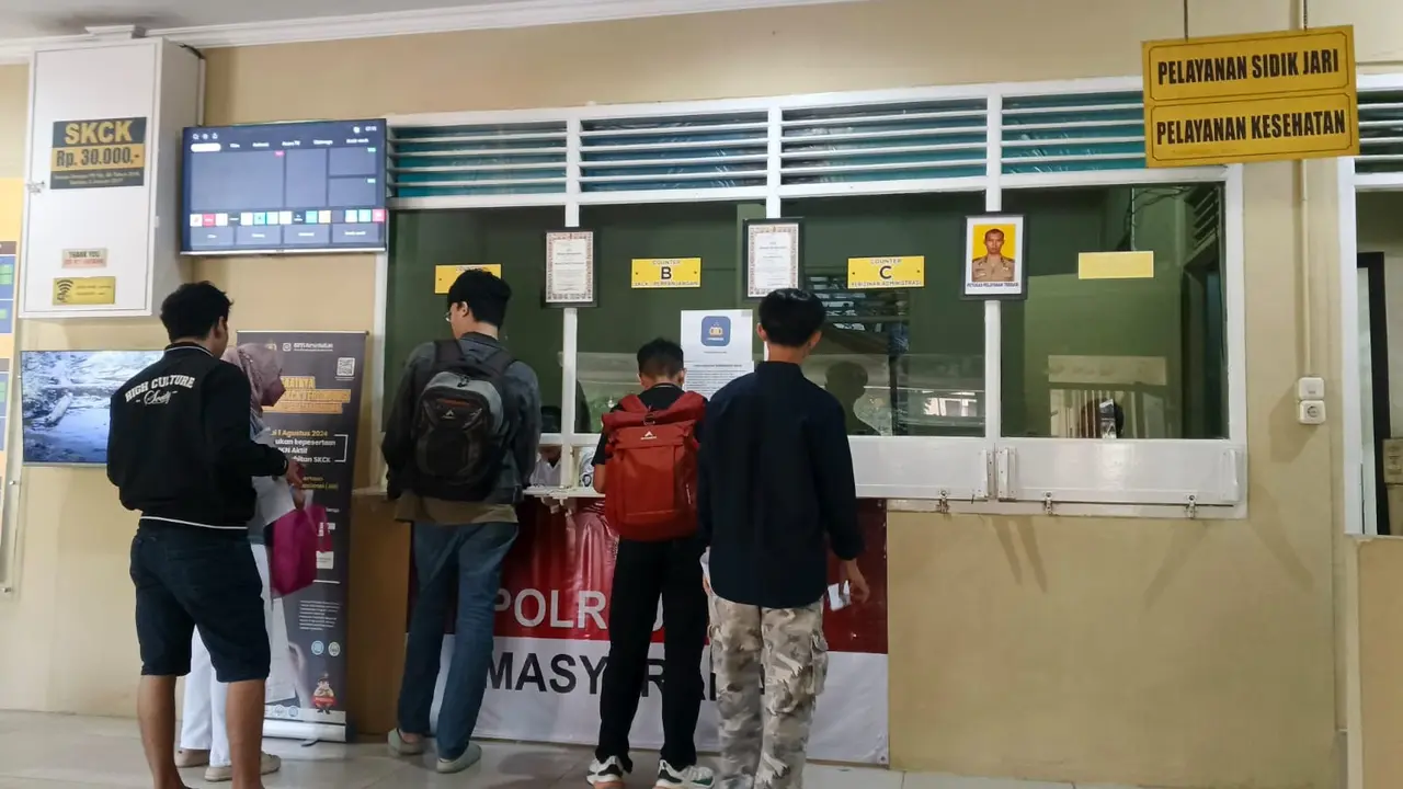 Warga antre mengajukan permohonan pembuatan SKCK di Kota Sukabumi