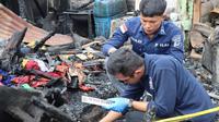 Polisi melakukan Olah TKP terkait kebakaran rumah wartawan di Jalan Nabung Surbakti, Kecamatan Kabanjahe, Kabupaten Karo (Istimewa)