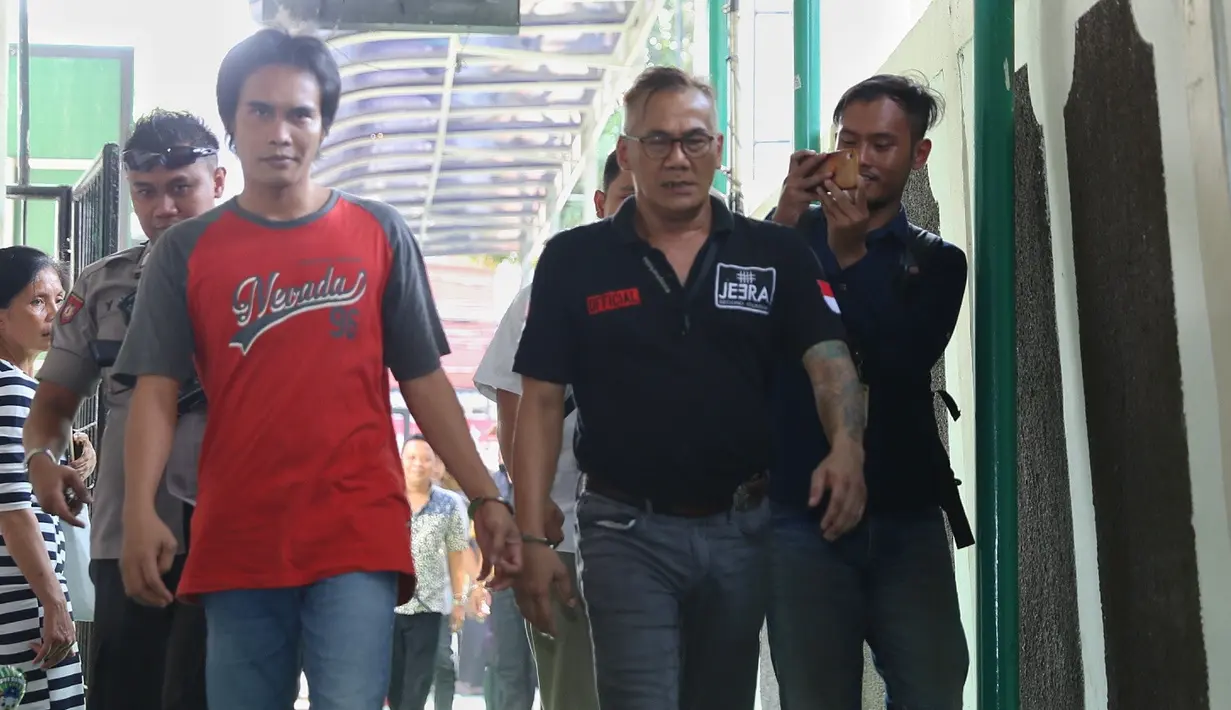 Sambil berjalan menuju ruang tunggu, aktor 54 tahun itu mengaku dalam kondisi sehat. Meski terlihat jalannya sedikit pincang. Kaki kirinya sedang sakit. (Nurwahyunan/Bintang.com)