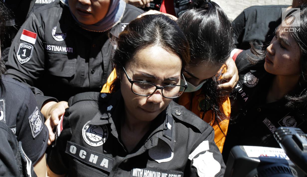Artis sekaligus tersangka kasus narkoba Jennfer Dunn tiba di Kejaksaan Negeri Jakarta Selatan, Kamis (15/3). Artis yang akrab dipanggil Jedun itu menutupi wajahnya dengan masker dan dijaga ketat penyidik Polda Metro Jaya. (Liputan6.com/Faizal Fanani)