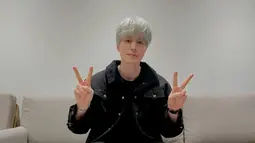 Lee Dong Wook mengenakan baju hitam yang dilapisi juga dengan jaket hitam. Warna tersebut sangat kontras dengan warna baru rambutnya yag berwarna abu-abu terang. (Foto: Instagram/ leedongwook_official)