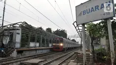 Kereta melintasi Stasiun Buaran lama yang sudah tidak beroperasi di Jakarta, Selasa (8/10/2019). Stasiun Buaran lama yang saat ini sudah usang belum juga dilakukan pembongkaran oleh pihak terkait. (merdeka.com/Iqbal Nugroho)