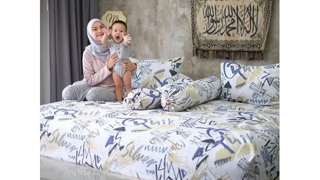 Kamar Zaskia dan Hanung hanya mengandalkan corak-corak semen yang menambah kesan industrial.