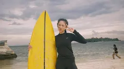 Dalam media sosial Instagramnya, Ratu Rata pun kerap tampil membagikan kesehariannya dalam berbagai aktivitas. Ia pun ternyata bisa olahraga surfing yang cukup menantang adrenalin. Penampilannya ini pun menuai banyak pujian dari netizen. (Liputan6.com/IG/@ratuurafa)