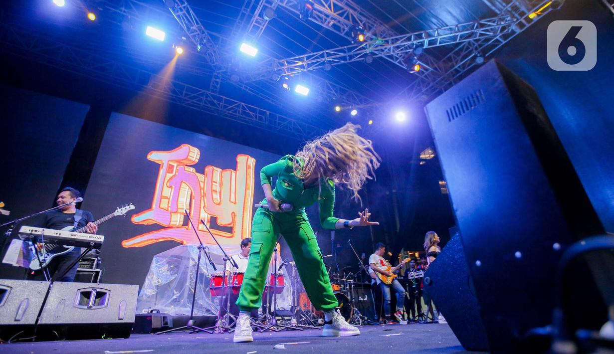 Inul, yang usianya tak muda lagi tetap tampil begitu enerjik di atas panggung. (Liputan6.com/Faizal Fanani)