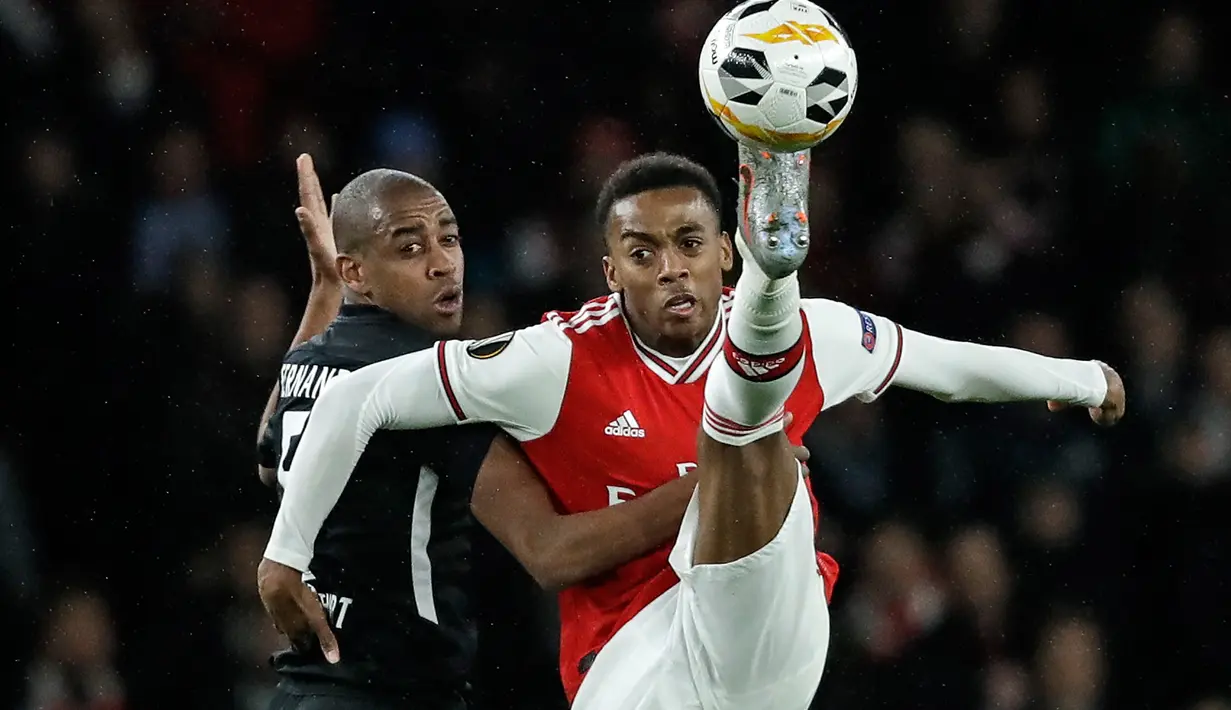 Pemain Eintracht Frankfurt, Gelson Fernandes, berebut bola dengan gelandang Arsenal Joe Willock pada matchday kelima Grup F Liga Europa di Emirates Stadium, London, Kamis (28/11/2019). Arsenal ditaklukkan Eintracht Frankfurt dengan skor 1-2 di kandang mereka sendiri. (AP/Matt Dunham)