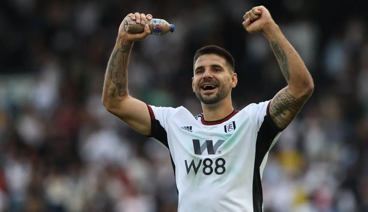 Aleksandar Mitrovic. Striker Serbia berusia 28 tahun yang kini memasuki musim ke-5 bersama Fulham di Liga Inggris ini tampil mengejutkan di awal musim 2022/2023. Hingga pekan ke-7 ia tampil tajam dengan mencetak 6 gol, bersanding dengan Harry Kane di posisi kedua top skor sementara. Ia mampu mengungguli ketajaman dua top skor musim lalu, Mohamed Salah dan Son Heung-min. (AFP/Adrian Dennis)