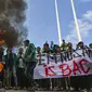 Para aksi datang membawa spanduk bertuliskan “Tolak Rohingya” sambil menyanyikan lagu Buruh Tani. Aksi juga diwarnai dengan membakar ban. (CHAIDEER MAHYUDDIN/AFP)