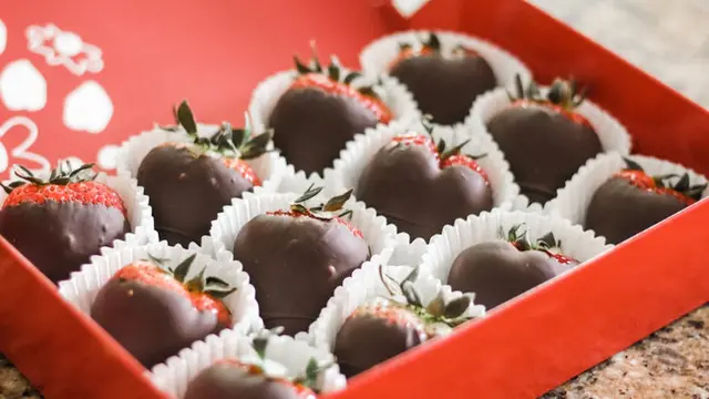 Ilustrasi stoberi dibalut cokelat. (Unsplash/Jessica Johnston)