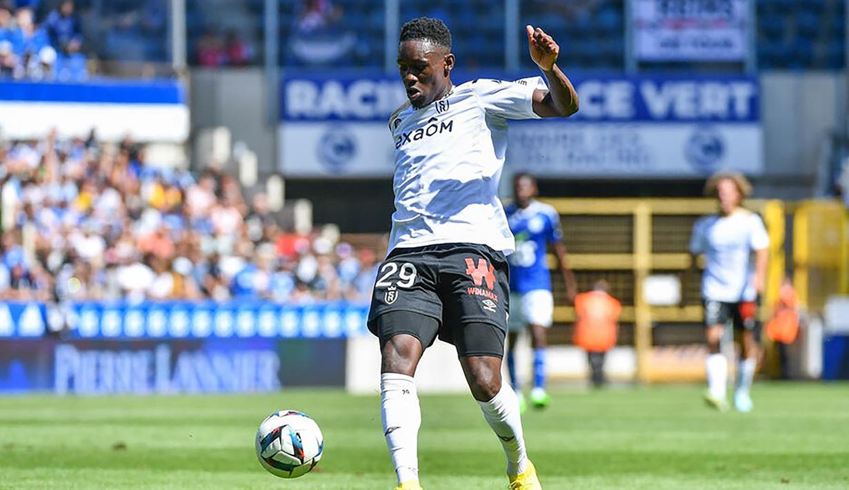 Folarin Balogun. Striker Inggris berusia 21 tahun yang baru musim ini bergabung dengan Stade Reims di Liga Prancis dengan status pinjaman dari Arsenal ini tampil mengejutkan di awal musim 2022/2023. Dari 8 laga yang telah dijalani, ia telah mencetak 5 gol dan sementara menempati posisi ketiga dalam daftar top skor mengungguli pemain-pemain top seperti Lionel Messi dan Alexandre Lacazette. (leparisien.fr)