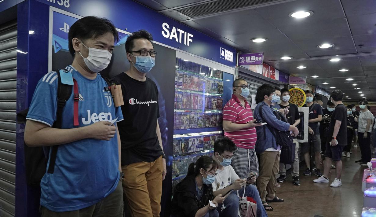 Penggemar game mengantre ikut pre-order game konsol Sony's PlayStation 5 (PS5) di toko retail Hong Kong, Jumat, (18/9/2020). (AP Photo/Kin Cheung)