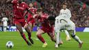 Pemain Liverpool, Conor Bradley (kiri) berebut bola dengan pemain Real Madrid, Vinicius Jr dalam laga Liga Champions 2025/2026 di Anfield, Liverpool, Inggris, Selasa (04/11/2025) waktu setempat. (AP Photo/Jon Super)