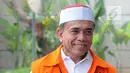 Gubernur Aceh Irwandi Yusuf tersenyum saat tiba di gedung KPK, Jakarta, Rabu (25/7). Irwandi Yusuf diperiksa sebagai tersangka terkait dugaan menerima suap dana Otonomi Khusus (Otsus) Provinsi Aceh tahun 2018. (Merdeka.com/Dwi Narwoko)