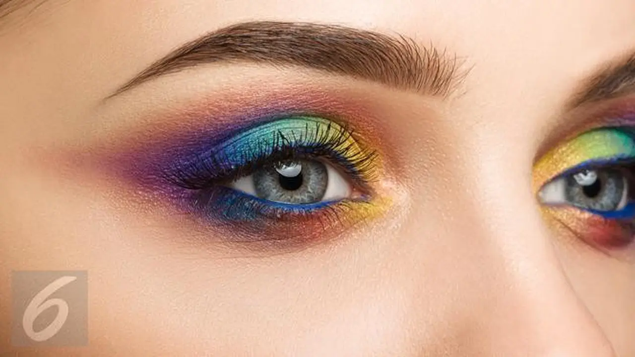 5 Warna Eyeliner yang Bikin Riasan Wajah Tampak Lebih Seru