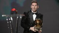Striker PSG, Lionel Messi memenangkan trofi Ballon d'Or 2021 pada acara penganugerahan di Theatre du Chatelet, Paris, Senin (29/112021). Ballon d'Or adalah penghargaan tahunan yang diberikan kepada pemain yang dinilai menunjukkan penampilan terbaik selama satu musim. (AP Photo/Christophe Ena)