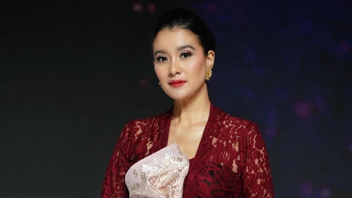 8 Potret Anggun Marcella Zalianty Bermonolog di Chandi 2025, Pancarkan Aura Bangsawan Berbalut Kebaya Bali