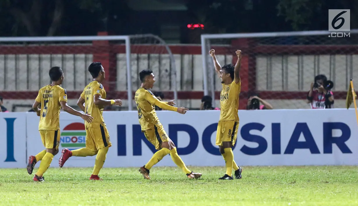Pemain Bhayangkara FC, M Hargianto (kanan) merayakan gol ke gawang Mitra Kukar pada lanjutan Go-Jek Liga 1 Indonesia 2018 bersama Bukalapak di Stadion PTIK Jakarta, Kamis (17/5). Babak pertama Bhayangkara FC unggul 1-0. (Liputan6.com/Helmi Fithriansyah)