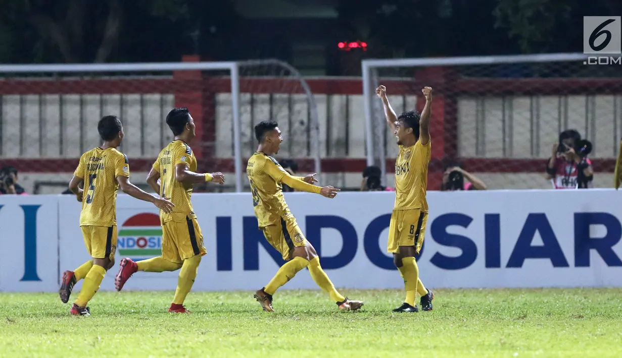 Pemain Bhayangkara FC, M Hargianto (kanan) merayakan gol ke gawang Mitra Kukar pada lanjutan Go-Jek Liga 1 Indonesia 2018 bersama Bukalapak di Stadion PTIK Jakarta, Kamis (17/5). Babak pertama Bhayangkara FC unggul 1-0. (Liputan6.com/Helmi Fithriansyah)