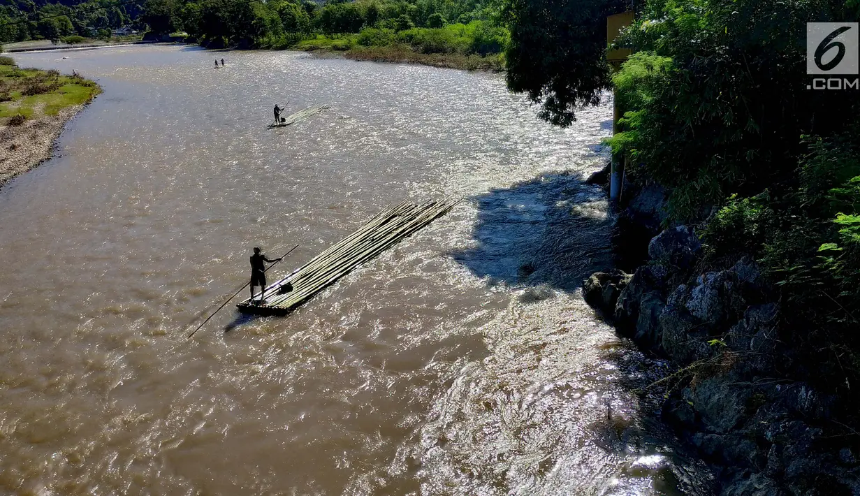 Bambu diikat seperti rakit kemudian diarak sepanjang puluhan kilometer menyusuri sungai Bone yang arus deras, tepatnya di Kabupaten Bone Bolango hingga berakhir di Kota Gorontalo. (Liputan6.com/Arfandi Ibrahim)
