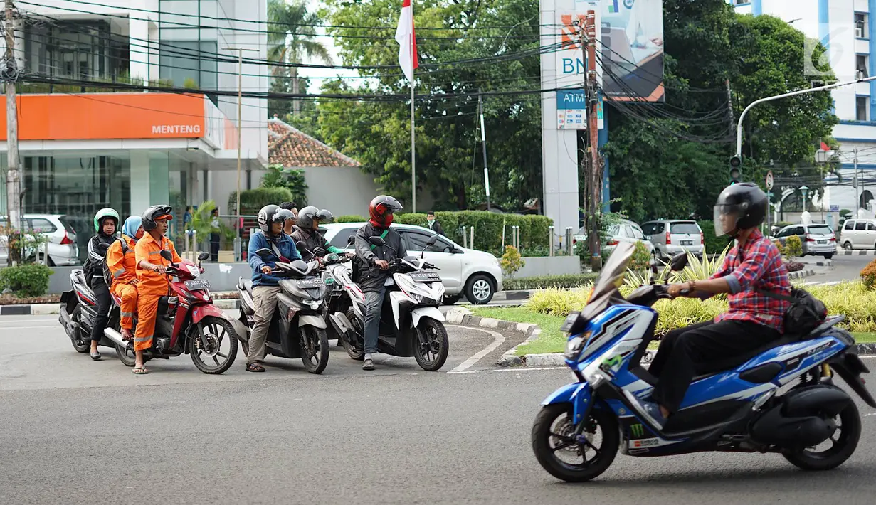 Pengendara sepeda motor melawan arus lalu lintas di perempatan lampu merah kawasan Gondangdia, Jakarta, Senin (29/4/2019). Para pengendara nekat melawan arus meski berpotensi menyebabkan kescelakaan. (Liputan6.com/Immanuel Antonius)
