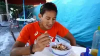 Sandiaga Uno saat menyantap bubur ayam favoritnya. (Screenshot Instagram @sandiuno/https://www.instagram.com/p/B0z2X8th_HN/Putu Elmira)