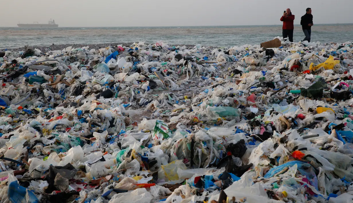 Pantai Zouq Mosbeh tertutup tumpukan sampah-sampah plastik yang tersapu ke darat di utara Beirut, 22 Januari 2018. Lautan sampah itu menumpuk setelah disapu gelombang besar yang ditimbulkan hantaman badai di Lebanon. (AP/Hussein Malla)