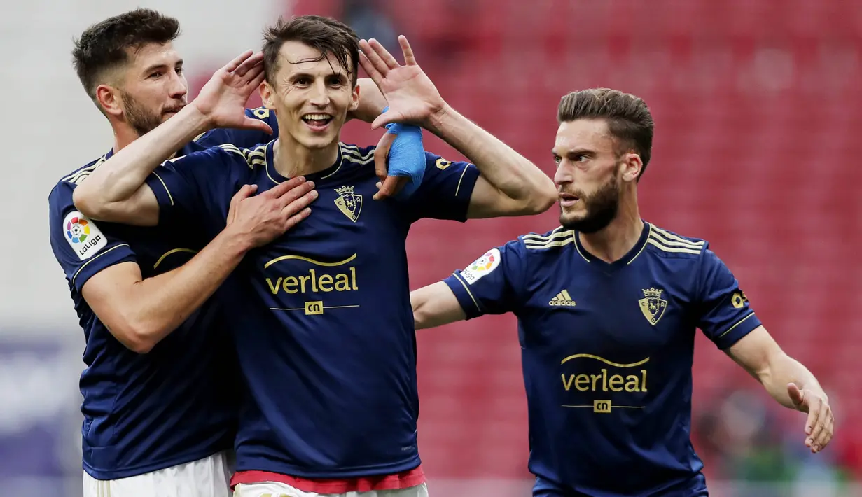 Pemain Osasuna, Ante Budimir, melakukan selebrasi usai mencetak gol ke gawang Atletico Madrid pada laga Liga Spanyol di Stadion Wanda Metropolitano, Minggu (16/5/2021). Atletico Madrid menang dengan skor 2-1. (AP/Manu Fernandez)