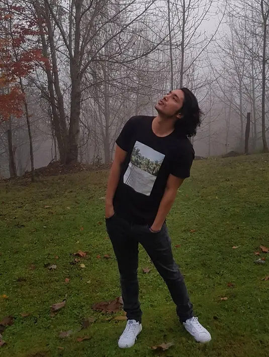 "Nggak (berhenti) lah, ini kan teknik bro. Biar kelihatan mahal. Ya kita lihat aja nanti lah," kata Abimana saat ditemui di kawasan Thamrin, Jakarta Pusat, Jumat (3/8/2018). (instagram/abimana_aryasatya)