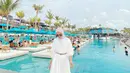 Potretnya saat berlibur pun menuai banyak pujian dari netizen. Mereka menyebut Melody Prima tetap cantik bak masih gadis. Aura bahagia begitu terpancar dari wajahnya saat liburan di Bali. (Liputan6.com/IG/@melodyprima)
