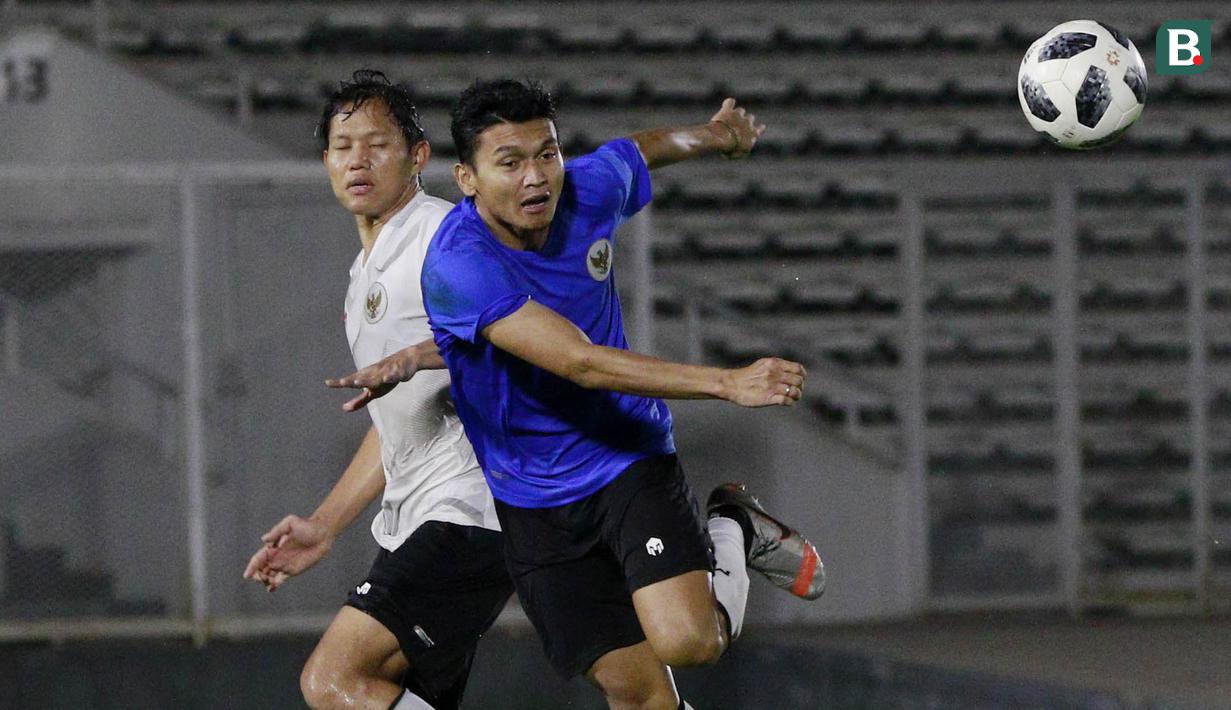 Pemain Timnas Indonesia, Dendi Sulistya wan, (kanan) berebut bola dengan Adam Alis, saat latihan di Stadion Madya, Jakarta, Selasa (11/5/2021). Latihan tersebut untuk persiapan jelang Kualifikasi Piala Dunia 2022 Zona Asia. (Foto: Bola.com/M Iqbal Ichsan)