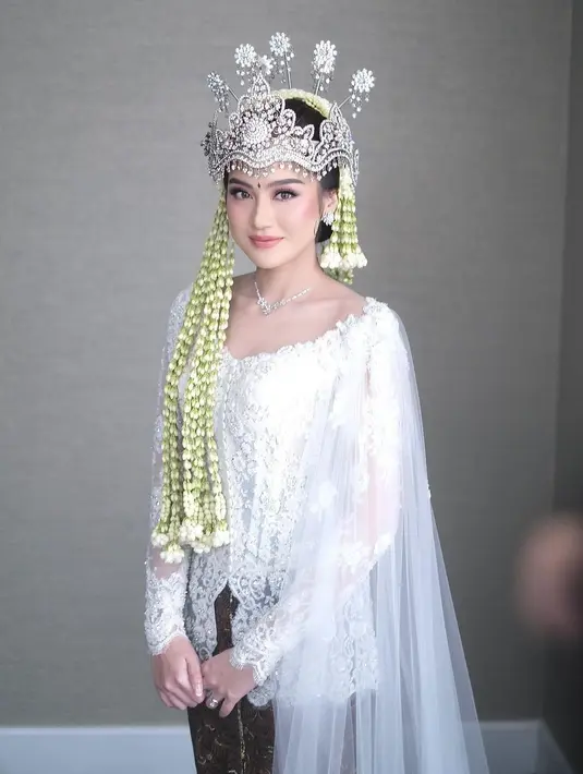 Kebaya Salsha terinspirasi dari motif batik sunda Merak Ngibing. Merak menunjukkan keanggunan dan kemewahan.   [@morden.co].