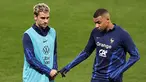 Penyerang Prancis Antoine Griezmann (Kiri) dan Kylian Mbappe mengambil bagian dalam sesi latihan menjelang pertandingan kualifikasi UEFA Euro 2024, di Stadion Allianz Riviera di Nice, Jumat (17/11/2023). (FRANCK FIFE / AFP)