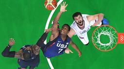 Aksi Kyle Lowry (tengah) dan  Carmelo Anthony (kiri) menghalau bola tembakan pemain Serbia, Stefan Markovic pada final Basketball Olimpiade Rio 2016 di  Carioca Arena 1,  Rio de Janeiro,(22/8/2016) dini hari WIB. (AFP/Laurent Kalfala)