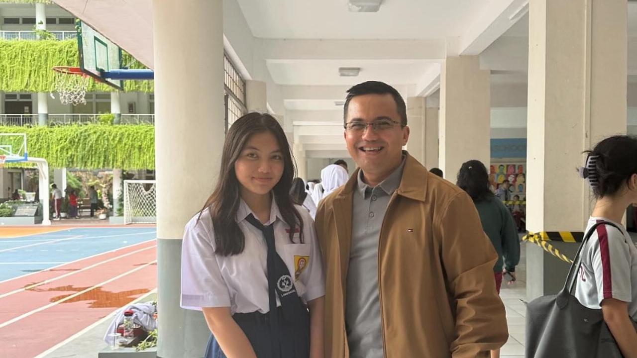 Tak Lama Lagi Lulus SMP, Potret Cantik Putri Sahrul Gunawan Pose Bareng Sang Ayah di Sekolah jadi Sorotan