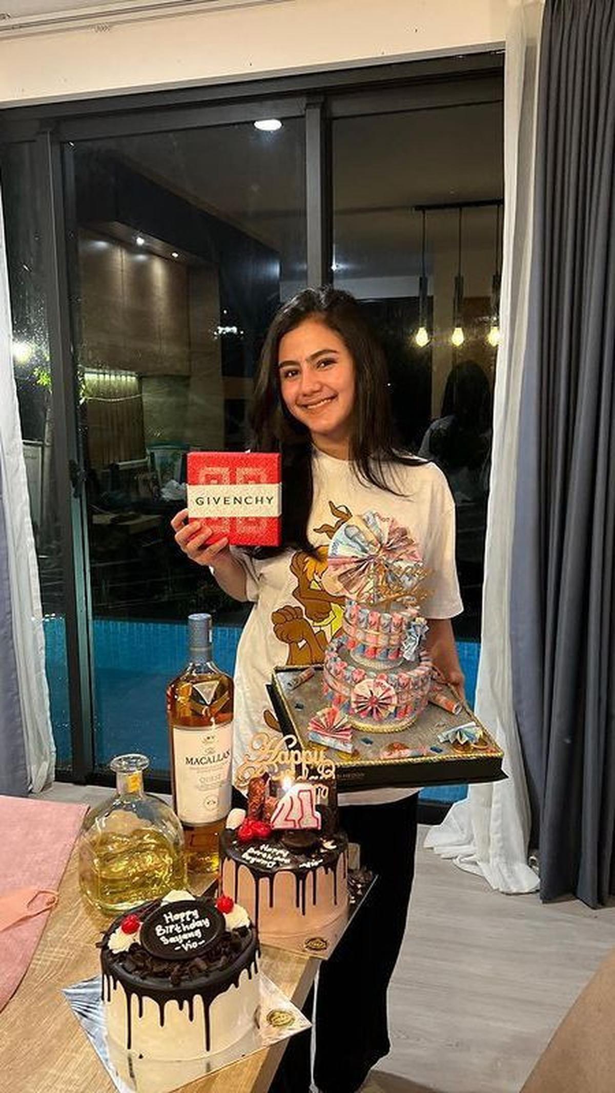Di momen perayaan ulang tahunnya ini, Andi Viola juga tampil cantik dengan wajah polos.