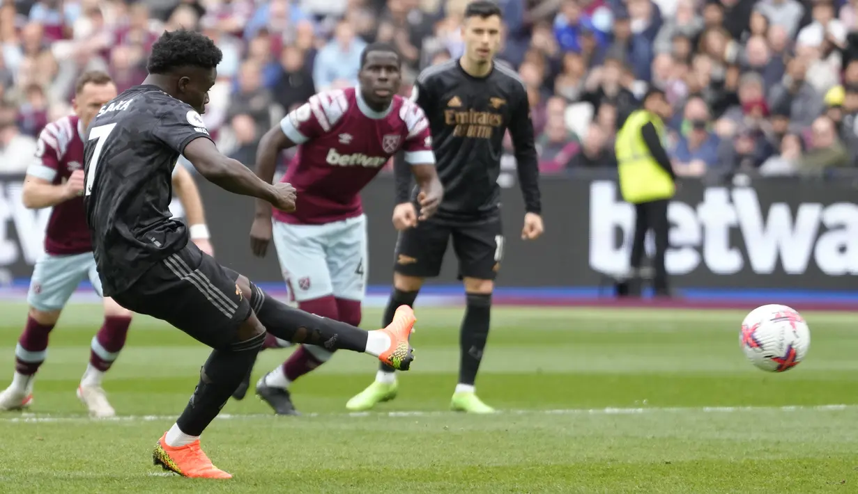 Eksekusi penalti gelandang Arsenal, Bukayo Saka yang gagal berbuah gol ke gawang West Ham United setelah sepakannya melebar pada laga pekan ke-31 Liga Inggris 2022/2023 di London Stadium, London (17/4/2023). (AP Photo/Kirsty Wigglesworth)