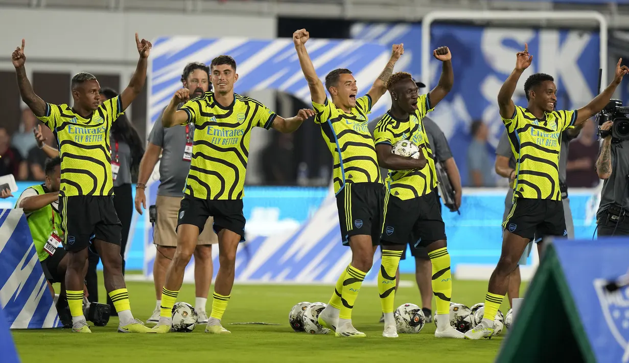 Selebrasi para pemain Arsenal setelah Austin Trusty (kanan) menjadi penentu kemenangan atas tim MLS All-Stars dalam kontes crossbar challenge dalam MLS All-Stars Skills Challenge di Washington, Amerika Serikat, Selasa (18/7/2023) waktu setempat. (AP Photo/Alex Brandon)