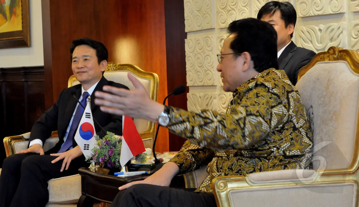 Ketua DPD RI Irman Gusman (kanan) menerima Gubenur Gyeonggi Republik Korea YM.Mr Nam Kung Pil (kiri) dan rombongan di Ruang Delegasi, Komplek Parlemen, Senayan, Jakarta, Senin (11/5/2015). (Liputan6.com/Andrian M Tunay)