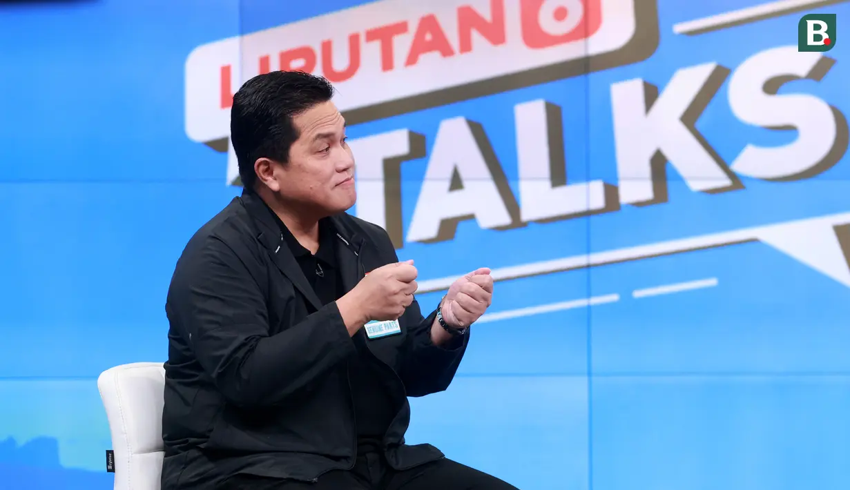 Ketua umum PSSI, Erick Thohir, memberikan keterangan saat wawancara ekslusif pada program acara Liputan 6 Talks di SCTV Tower, Jakarta, Minggu (09/04/2023). PSSI mendapatkan hukuman dari FIFA akibat gagal menjadi tuan rumah Piala Dunia U-20 2023. (Bola.com/M Iqbal Ichsan)