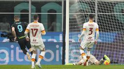 Hanya butuh dua menit bagi Inter untuk menjebol gawang AS Roma. Edin Dzeko berhasil mencetak gol dengan memanfaatkan asis dari Ivan Perisic. (AP Photo/Antonio Calanni)