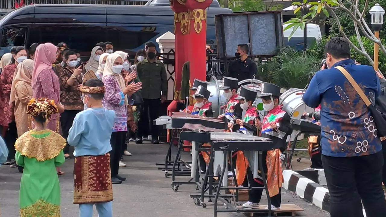 Iriana Jokowi Bermain dan Berbagi Hadiah ke Anak-Anak TK di Palembang