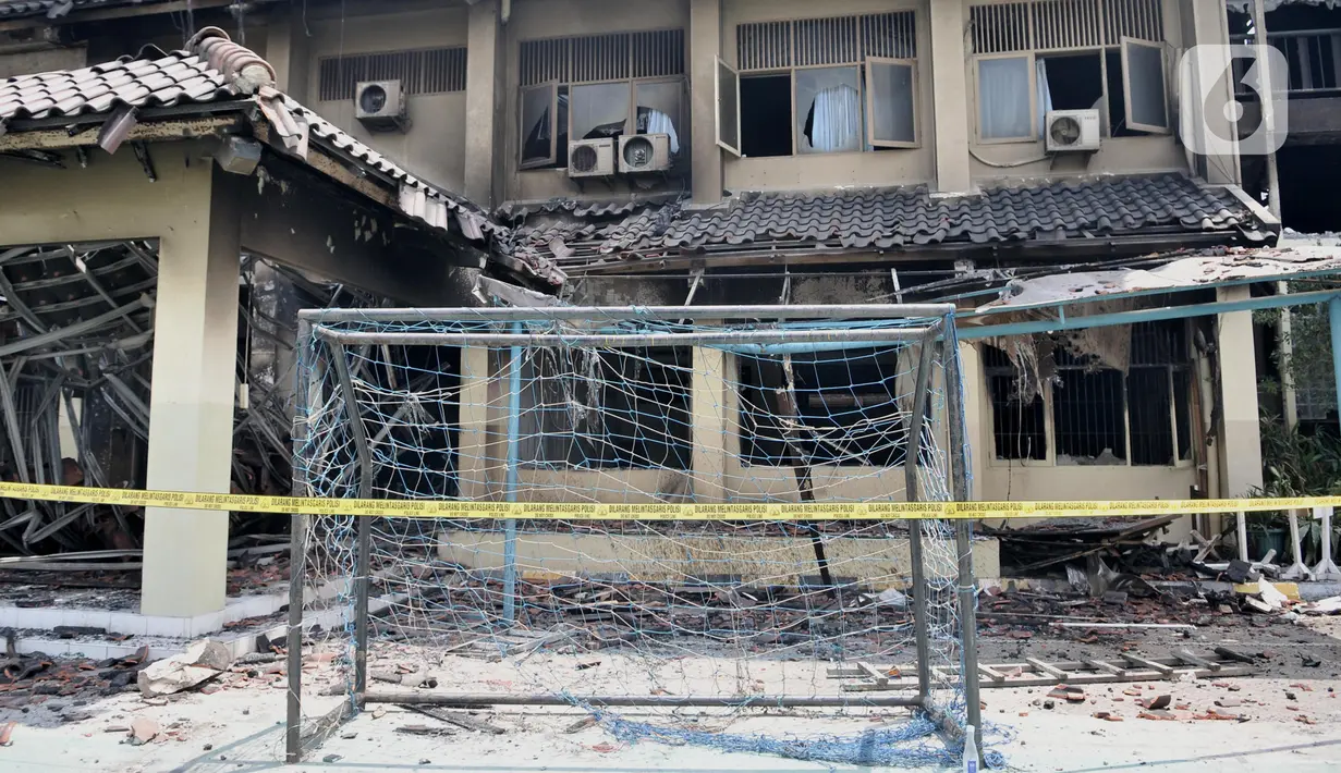 Garis polisi mengelilingi gedung SMK Yadika 6 pascakebakaran, Jatiwaringin, Pondok Gede, Kota Bekasi, Jawa Barat, Selasa (19/11/2019). Pihak sekolah meliburkan siswa selama tiga hari ke depan akibat hampir seluruh gedung hangus dalam kebakaran pada 18 November 2019. (merdeka.com/Iqbal Nugroho)