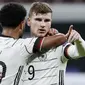 Striker Jerman, Timo Werner, melakukan selebrasi bersama Serge Gnabry usai mencetak gol ke gawang Ukraina pada laga UEFA Nations League di Red Bull Arena, Minggu (15/11/2020). Jerman menang dengan skor 3-1. (AP/Michael Sohn)