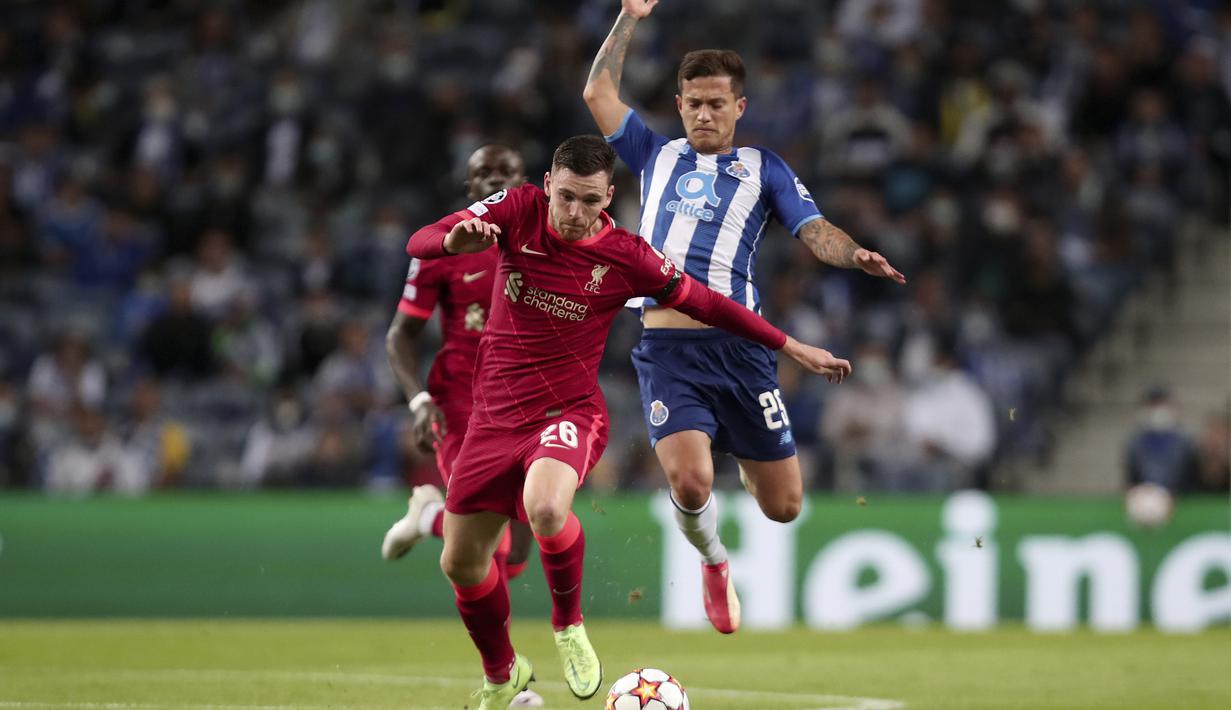 Bek Liverpool, Andrew Robertson membawa bola dari kejaran pemain Porto, Otavio pada pertandingan grup B Liga Champions di stadion Dragao di Porto, Portugal, Rabu (29/9/2021). Liverpool menang telak atas Porto 3-0.  (AP Photo/Luis) Vieira)