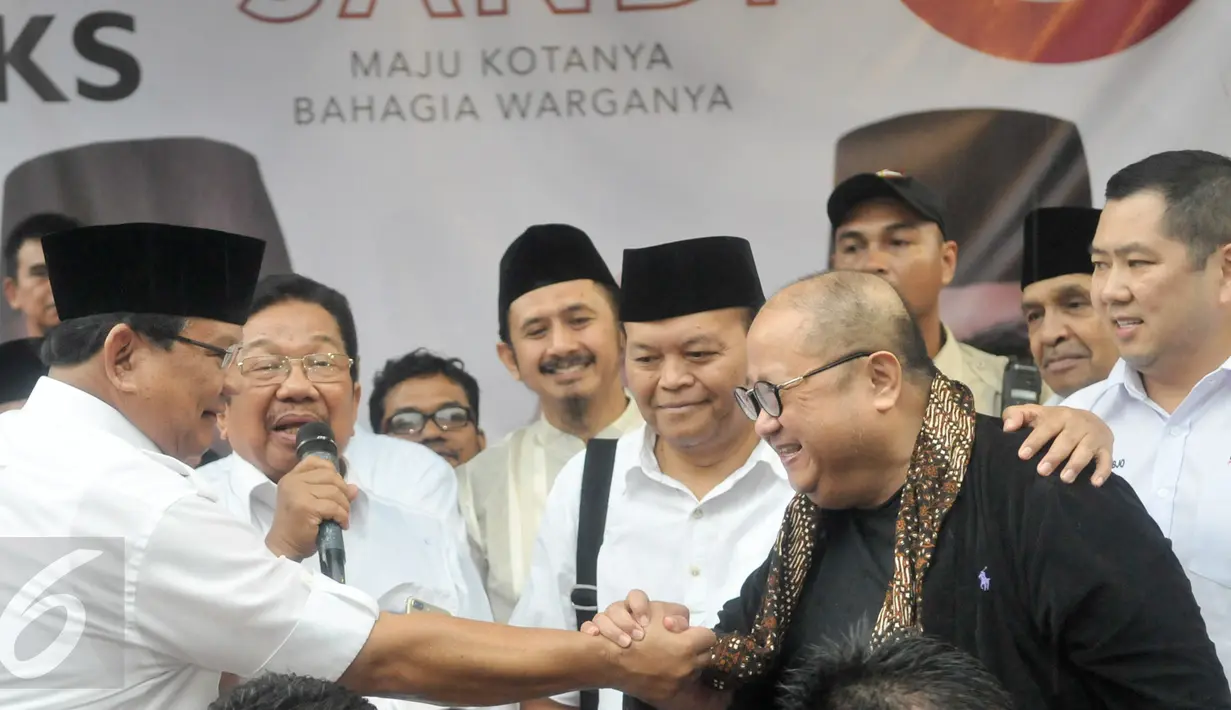 Ketua Umum Partai Gerindra, Prabowo Subianto bersalaman dengan Jaya Suprana di kantor DPP Gerindra, Jakarta, Rabu (19/4). Prabowo memberikan ucapan selamat kepada Anies-Sandi yang menang versi hitung cepat. (Liputan6.com/Yoppy Renato)
