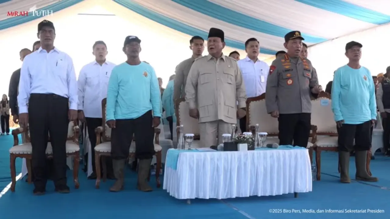 Kapolri Jenderal Listyo Sigit Prabowo dampingi Presiden Prabowo Subianto dalam kegiatan Panen Raya Jagung Serentak Kuartal II Tahun 2025 di Kabupaten Bengkayang, Kalimantan Barat (Kalbar), Kamis (5/6/2025).