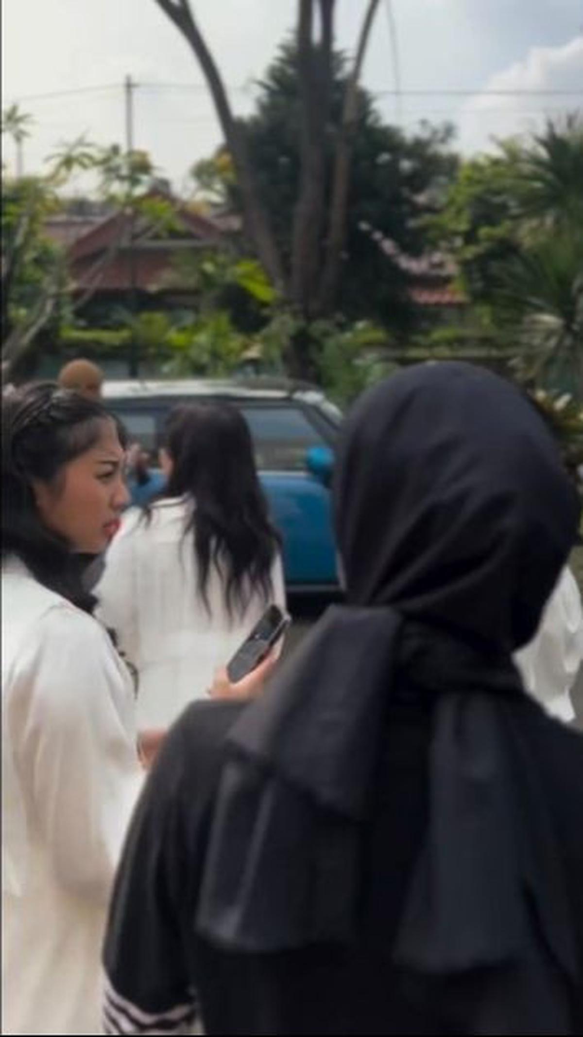 Sebelumnya, dua kakak beradik ini pernah hamil di waktu yang sama. Sekarang, mereka kembali hamil bersamaan.<br>